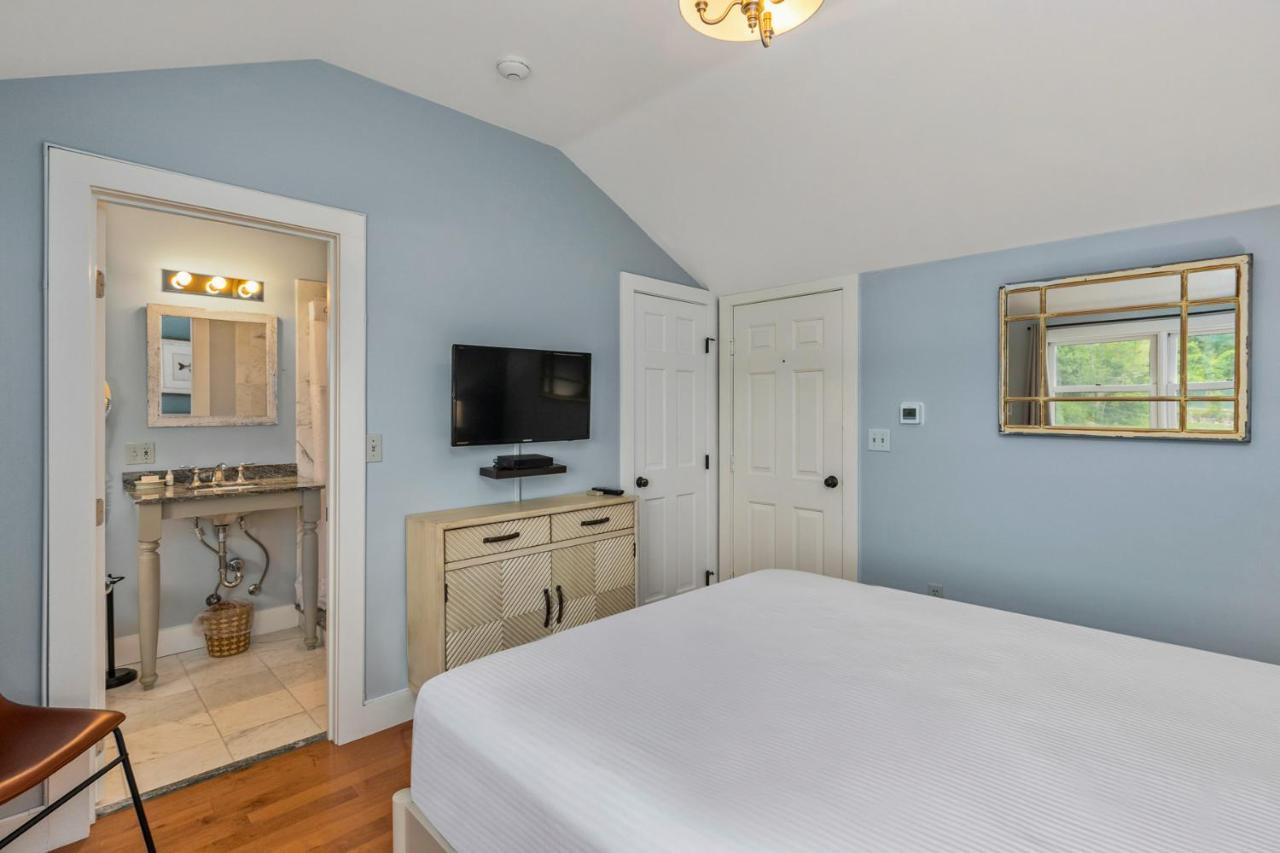 Queen Room Lake View